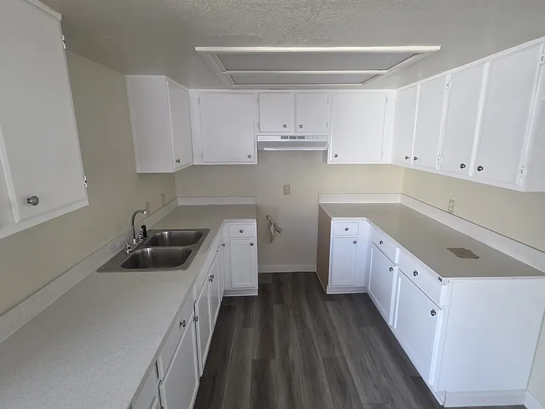 1420 E Date St — Photo 8