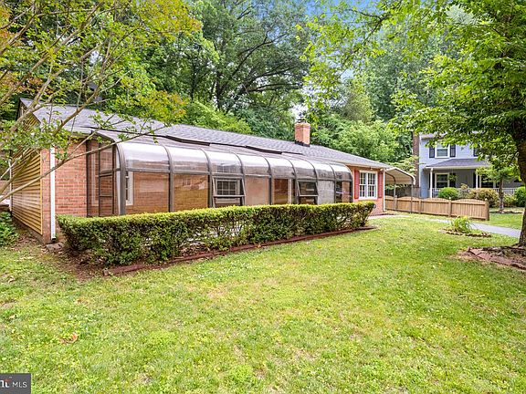 2nd image of 4 Willow Branch Pl