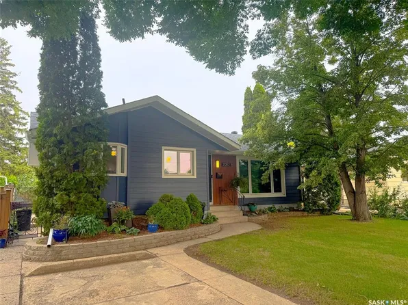 2002 Park Ave, Saskatoon, SK S7J 2B9