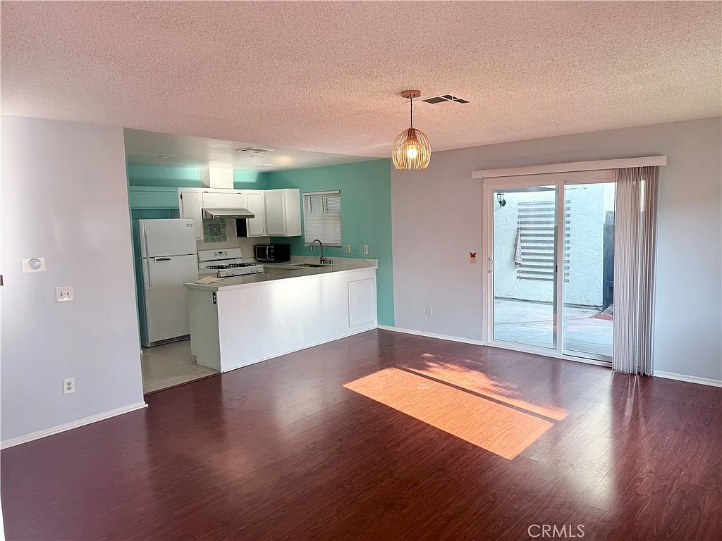 2 bed, 940 sqft, $1,850 — Photo 3