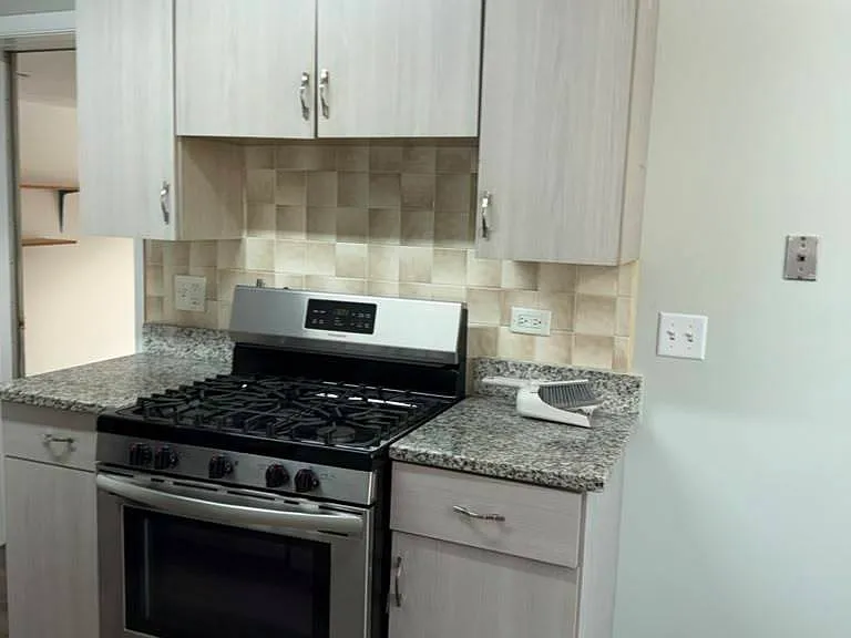 302 Creekside Dr — Photo 4