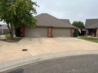 924 SW 35th St, Moore, OK 73160