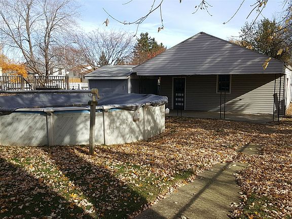 Pool & yard/fenced