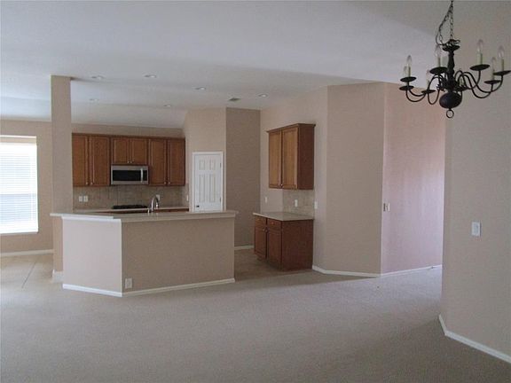 5th image of 2744 Maple Creek Dr