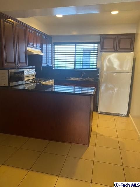 1st image of 401 Palm Dr #C