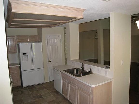 4th image of 1104 Willow Creek Dr