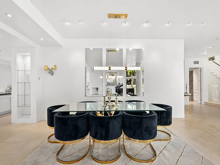 1368 N Doheny Pl — Photo 11