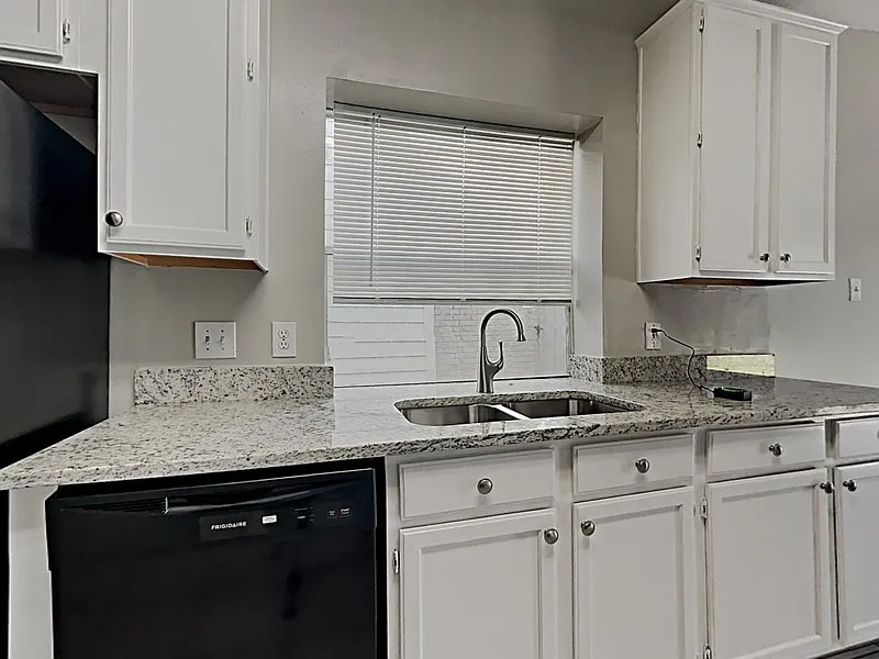 4 bed, 2.5 bath, 2644 sqft, $2,399 — Photo 4
