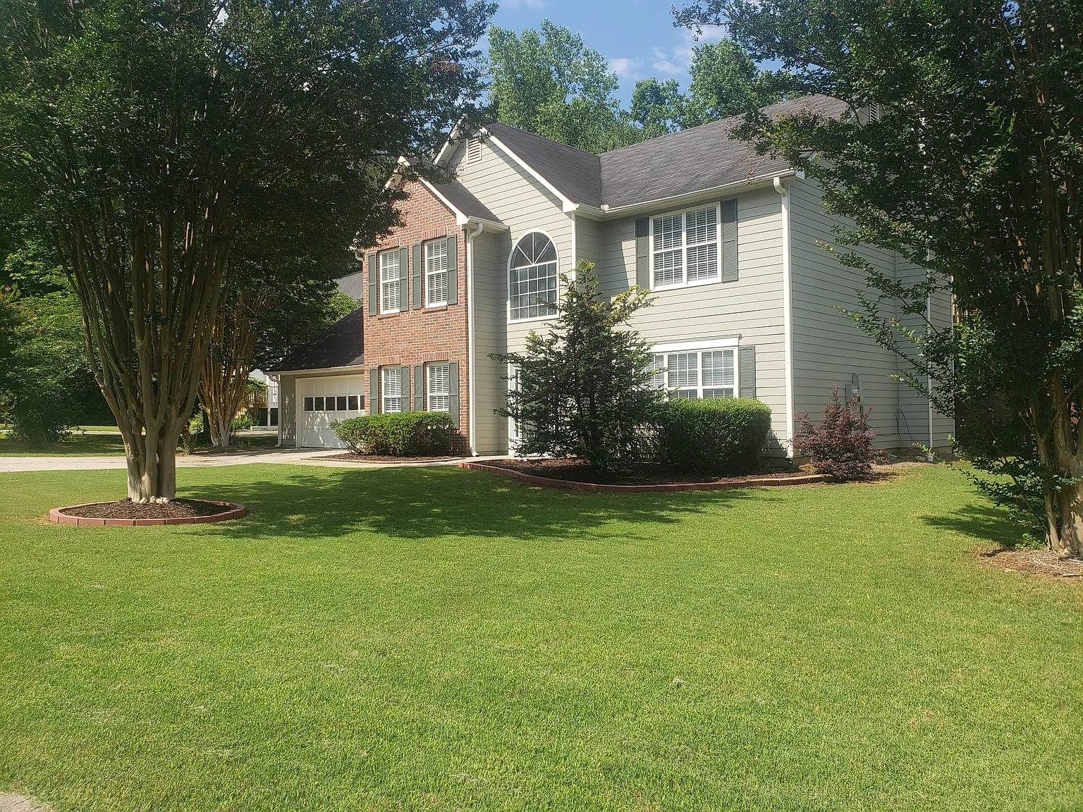 3 bed, 2304 sqft, $2,600 — Photo 2