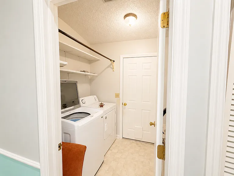 212 Muskogee Ct — Photo 10