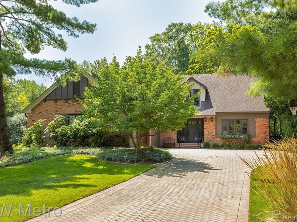 20130 Village Dr, Beverly Hills, MI 48025