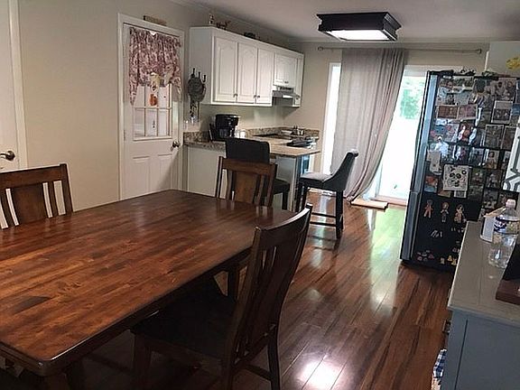 Open floor plan to rear deck