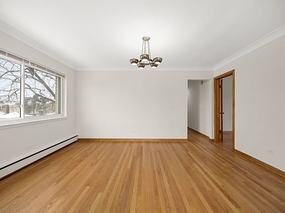 4th image of 1648 Clarence Ave APT 2