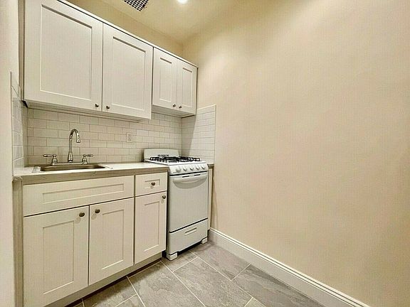4th image of 531 W 45th St APT 5D