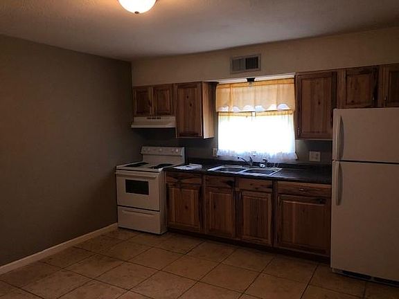 Big kitchen. Fridge, oven / stove included.