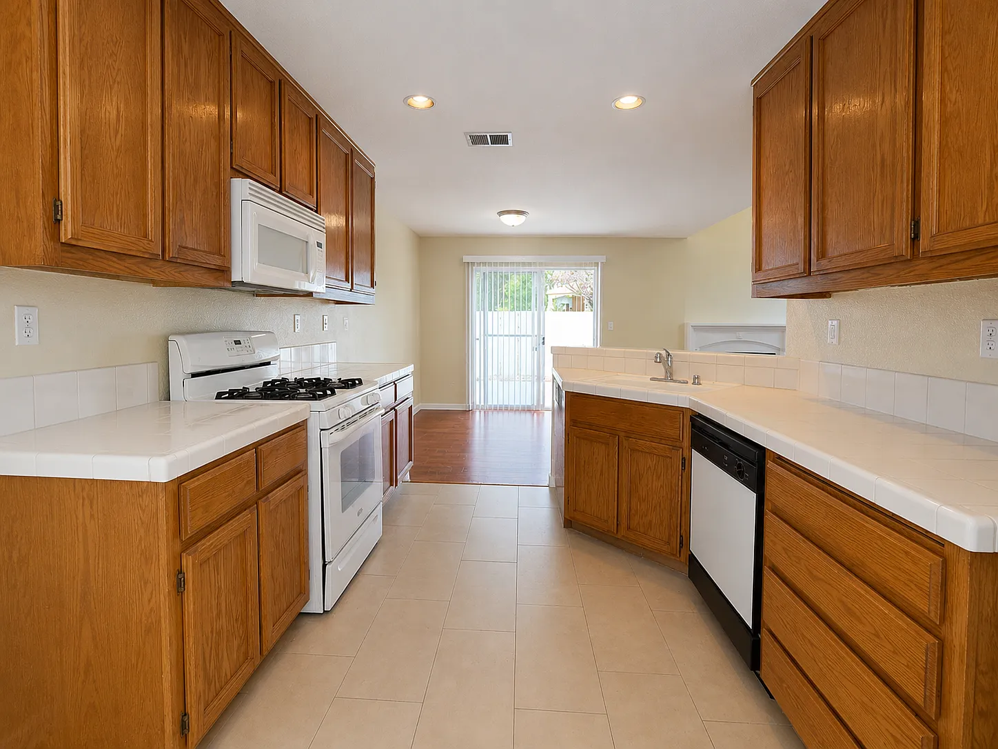 3 bed, 2.5 bath, 1422 sqft, $4,000 — Photo 4