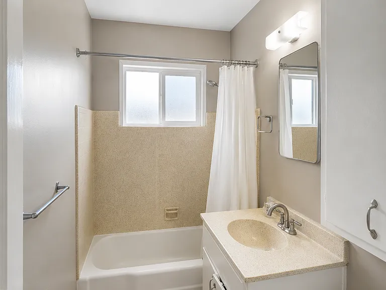 713 Loring St — Photo 4