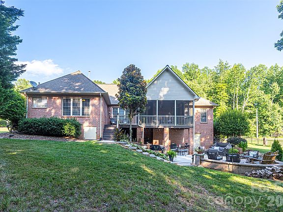 3rd image of 2041 Fairways Dr