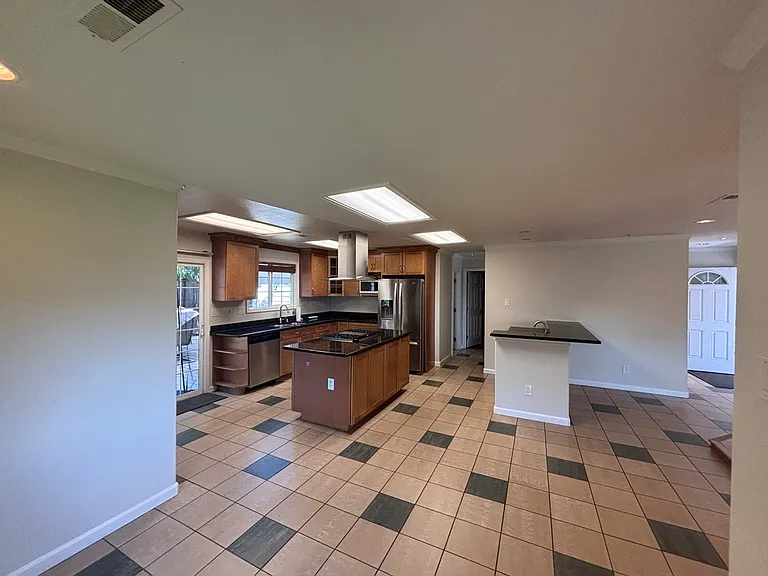 1637 Garnet Ln — Photo 7