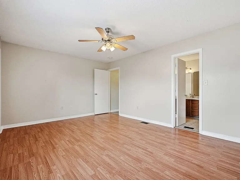 1807 Whispering Oaks Ln — Photo 21