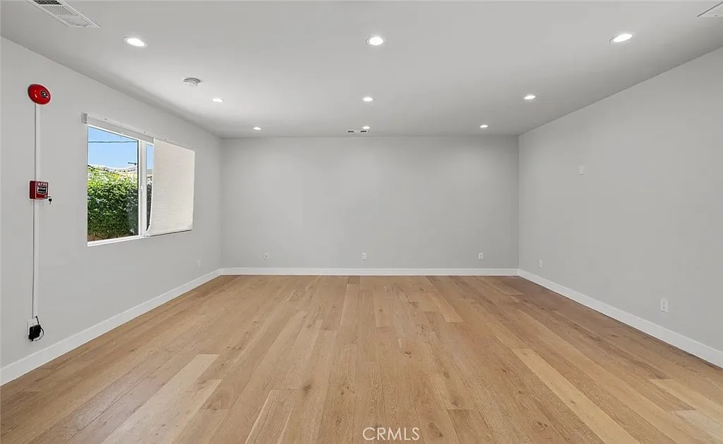 3 bed, 1000 sqft, $3,800 — Photo 3