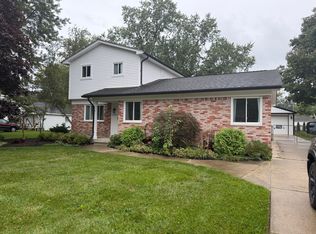 24050 Lakewood St, Saint Clair Shores, MI 48082