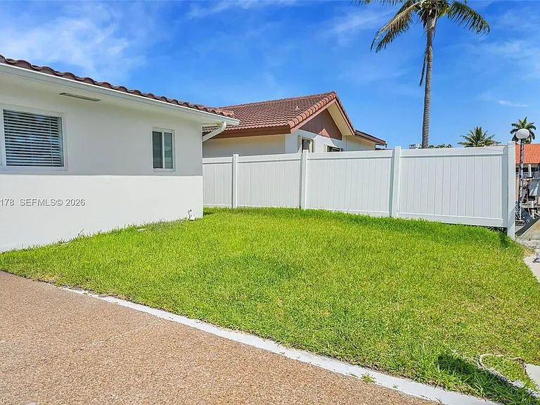 16453 NE 33rd Ave — Photo 17
