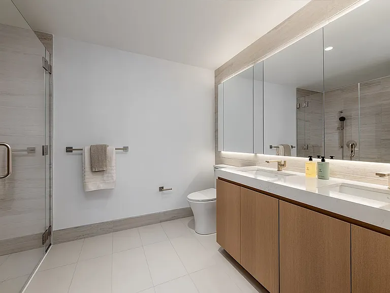 255 E 39th St #Penthouse 1C — Photo 4