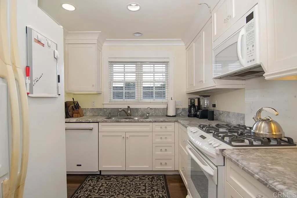 2 bed, 1000 sqft, $5,500 — Photo 3