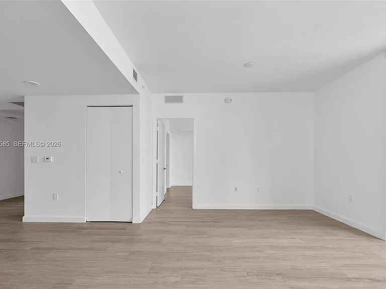 45 SW 9th St #3502 — Photo 15