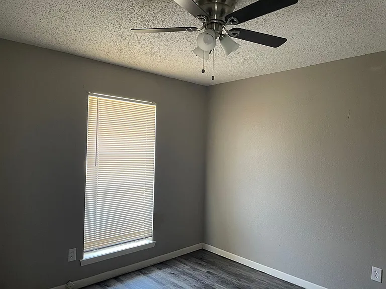102 Cherie Ln — Photo 8