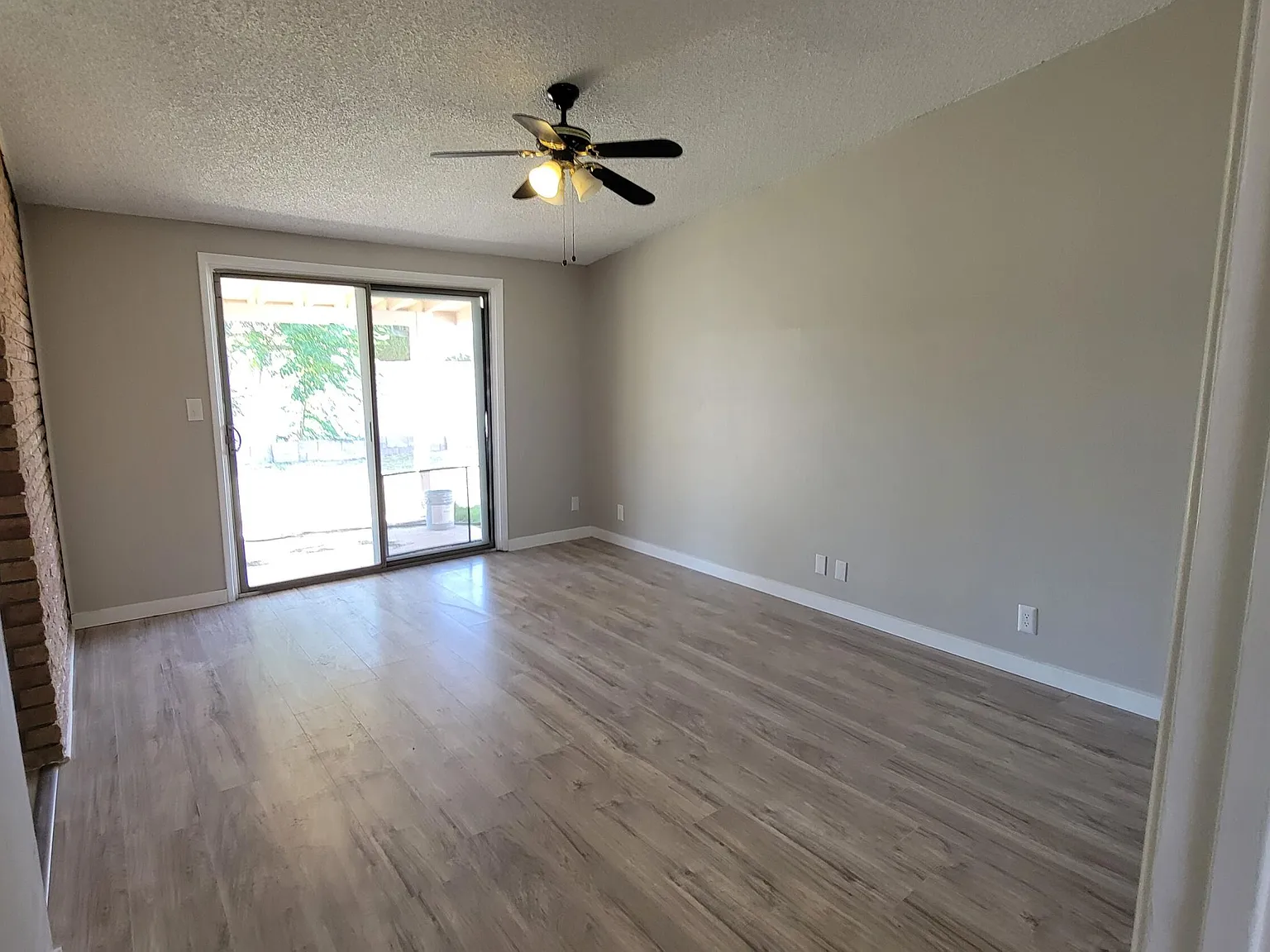 3 bed, 2.0 bath, 2079 sqft, $1,350 — Photo 4
