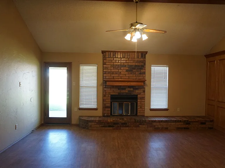 1104 Homestead Dr — Photo 2