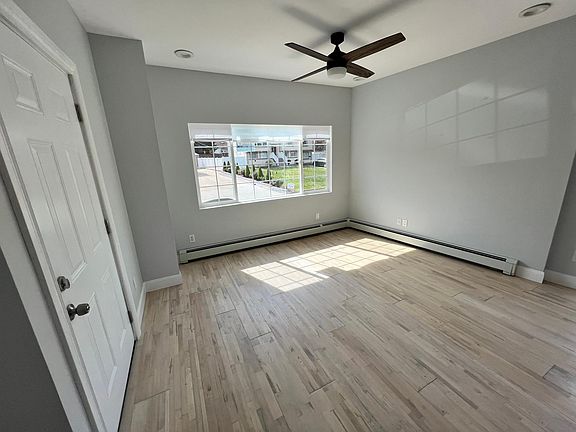 5th image of 250 Lake Dr #B