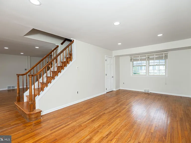 410 Woodlawn Ave — Photo 18