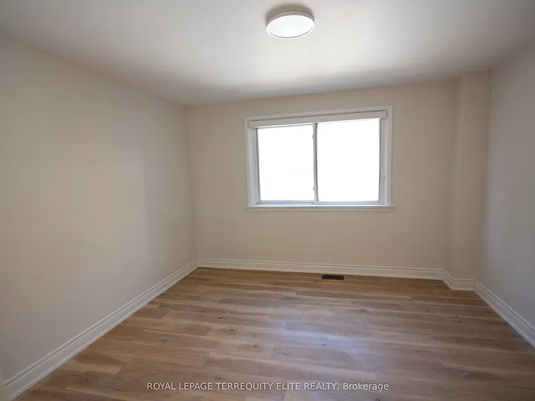 54 Beacham Cres #LOWER — Photo 9