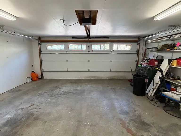 916 Poly Dr — Photo 35