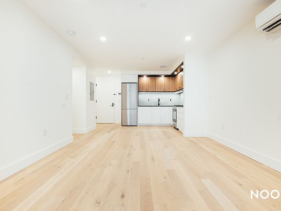 4th image of 1901 10th Ave #2P