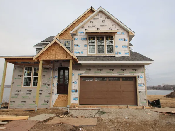 807 N Lakeview Dr, Round Lake, IL 60073