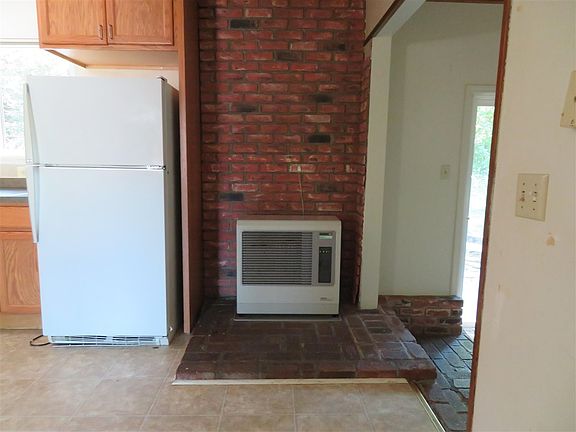 5th image of 176 Claremont Dr