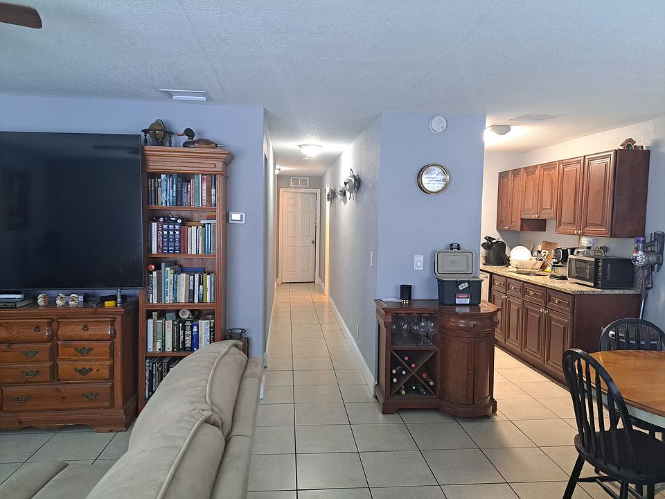 2nd image of 838 SW 14th St #838