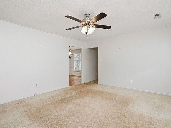 5th image of 300 Sunridge Dr