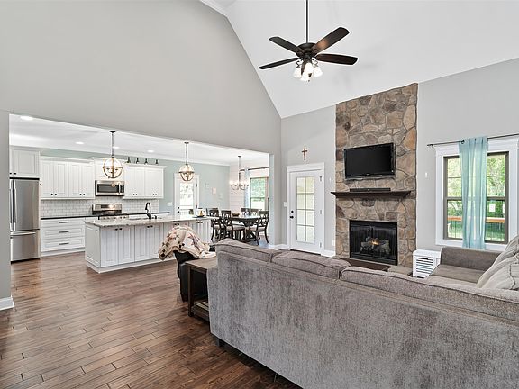 4th image of 1040 Chagford Dr
