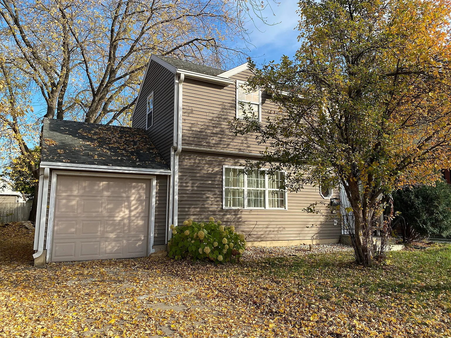 3 bed, 1.5 bath, 1838 sqft, $1,895 — Photo 2