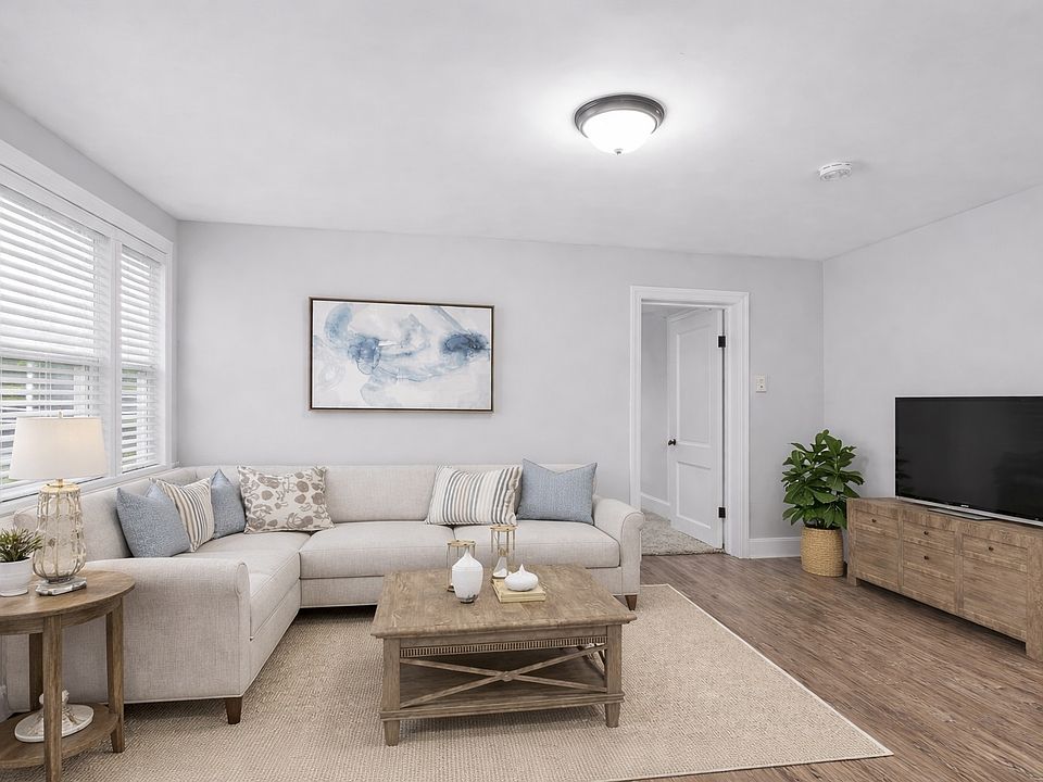 1st image of 211 Pine Ave NW