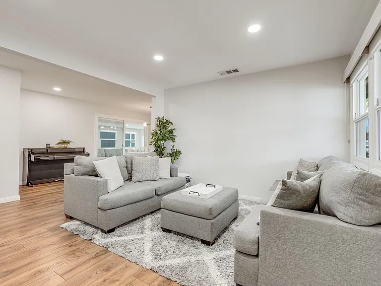 9483 Pennywood Rd — Photo 4
