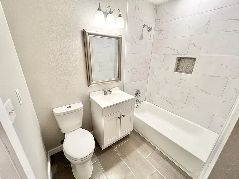 2035 Waverly Ave — Photo 32