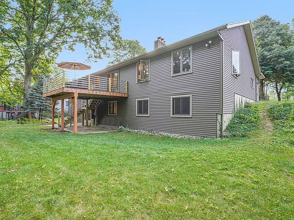 4th image of 3519 Eastview Dr NE