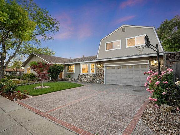 3rd image of 482 Radcliffe Dr