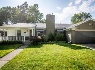 21243 River Rd, Grosse Pointe Woods, MI 48236